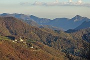 98 Zoom sulla Chiesa di Fuipiano con vista sul Canto Alto in lontananza a dx